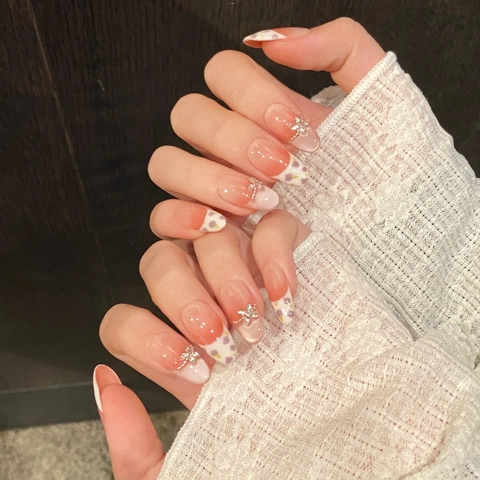 Handgefertigte Französische Blumen-Aufdrucknägel Mit 3D-Schmetterlings-Strass-Design Rosa Farbverlauf Oval Kurze Falsche Nägel Für Damen