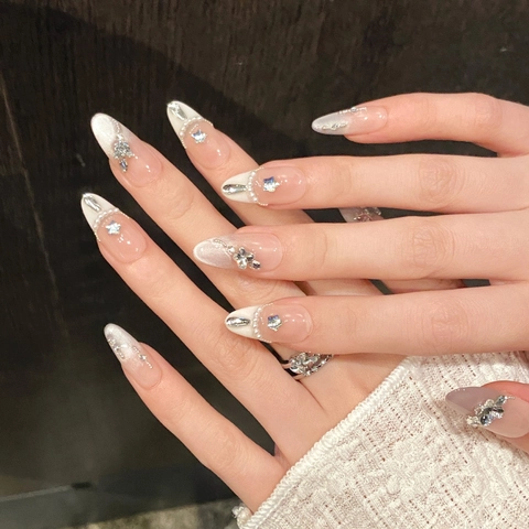 Unghie Finte Fatte a Mano Occhio di Gatto Cuore Elegante Rosa Nude Sfumato Francese Unghie con Strass Perla Artificiale Decorazione Donna