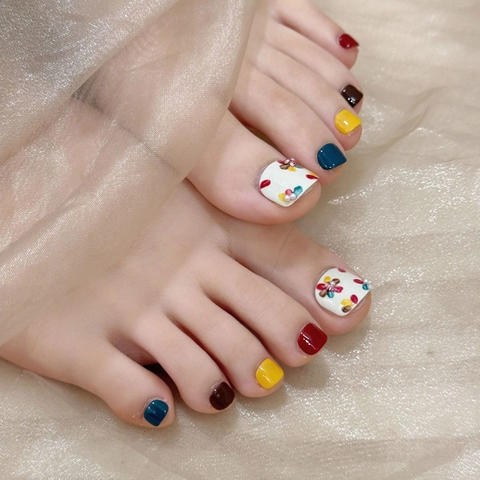 Faux Ongles de Pieds Faits à la Main Press On Motif Floral Coloré Style Blush Perle Artificielle Strass pour Femmes