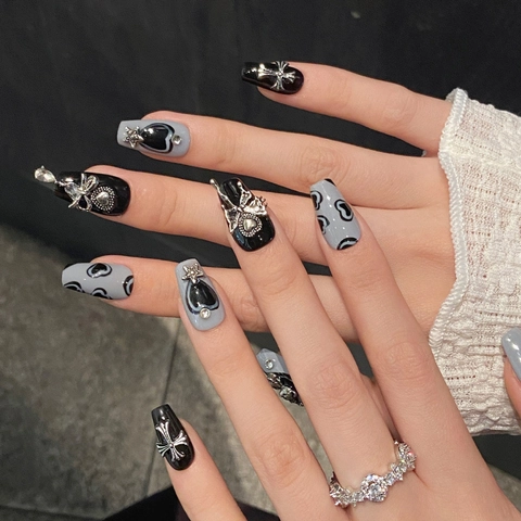 Gothic Y2K Schwarz Grau Press On Nägel Silber Metall Anhänger Kreuz Bär Herz Strass Handgefertigt Cool Punk Nägel Damen