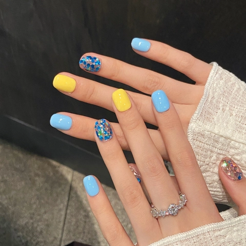 Unghie Finte Fatte a Mano Corte Tonde Giallo Blu Color Block Paillettes Stile Coreano per Donna Gioielli