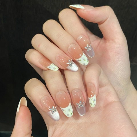 Handgefertigte Press-On-Nägel Lila Blumenmuster Blush Farbverlauf Französische Ovale Künstliche Nägel Mit 3D Schmetterling Strass Dekor Damen