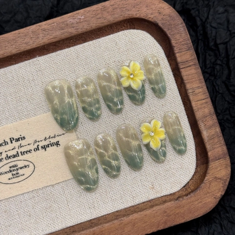Unghie Finte Fatte a Mano Occhio di Gatto Verde Fiori 3D Sfumatura Marmorizzata Foglia d'Oro Forma Ovale Donna Gioielli