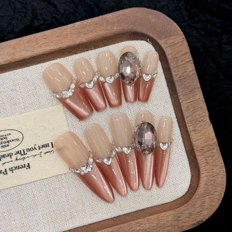 Handgefertigt Katzenauge Künstliche Fingernägel Lange Coffin Stiletto Nude Rosa Verlauf Mit Strass Und Künstlichen Perlen