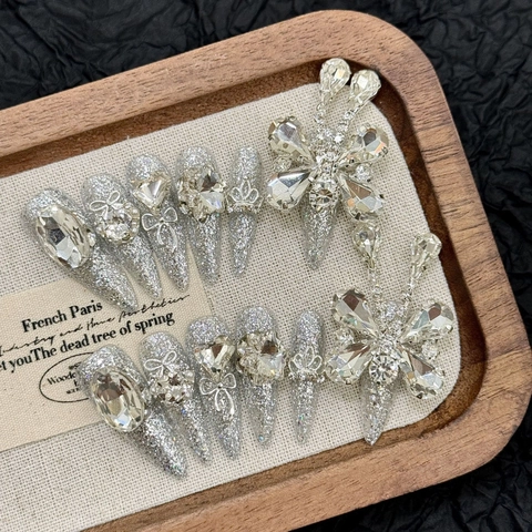 Uñas a Presión de Mariposa Plateadas de Lujo Aleación de Diamantes de Imitación Corazón Stiletto Uñas Postizas Largas Brillantes Hechas a Mano para Mujeres