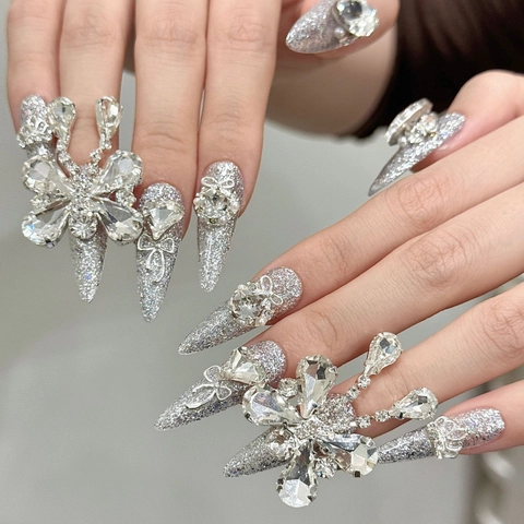 Uñas a Presión de Mariposa Plateadas de Lujo Aleación de Diamantes de Imitación Corazón Stiletto Uñas Postizas Largas Brillantes Hechas a Mano para Mujeres