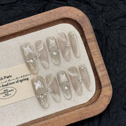 Handgemaakt Zilver Grijs Kattenoog Plaknaggels Lange Amandelvorm Vlinder Kunstparel Strass Decoratieve Kunstnagels Voor Dames