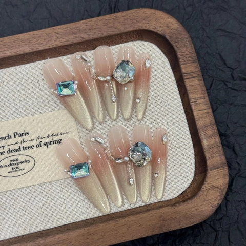 Uñas Postizas Oro Champaña Ojo de Gato Lujoso Degradado Largo Stiletto Uñas Con Diamantes de Imitación Perlas Artificiales Hechas a Mano