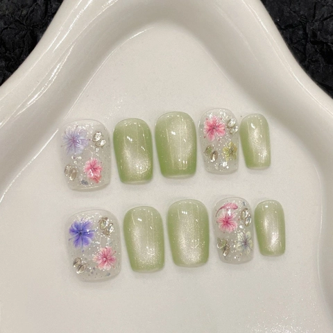 Unghie Finte da Incollare Fatte a Mano Effetto Occhio di Gatto Con Fiori Secchi Strass Verde Menta Bianco Traslucido Corto Forma Ballerina Dolce Floreale Donna