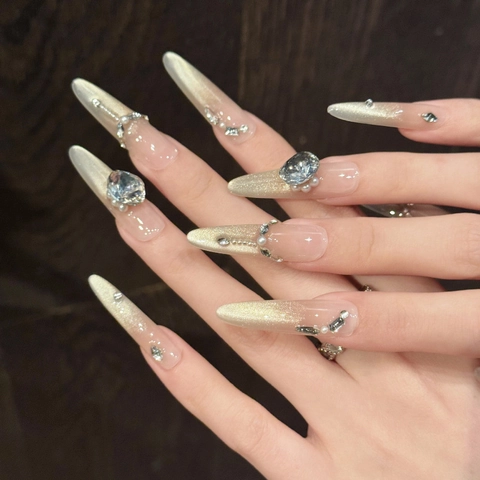 Uñas Postizas Oro Champaña Ojo de Gato Lujoso Degradado Largo Stiletto Uñas Con Diamantes de Imitación Perlas Artificiales Hechas a Mano