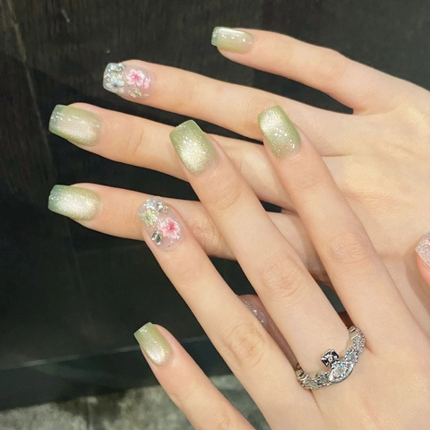 Unghie Finte da Incollare Fatte a Mano Effetto Occhio di Gatto Con Fiori Secchi Strass Verde Menta Bianco Traslucido Corto Forma Ballerina Dolce Floreale Donna