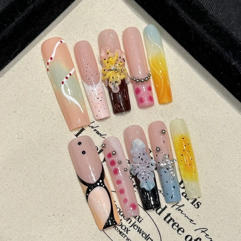 Uñas Postizas Hechas a Mano con Flores en Relieve 3D Ataúd Largo de Resina Con Diamante de Imitación Perla Artificial