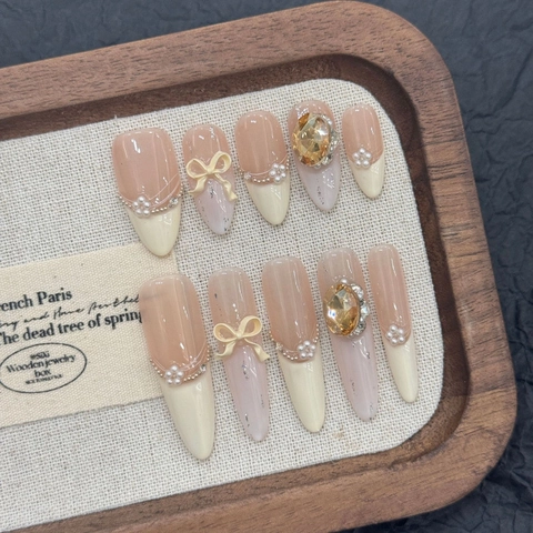Uñas Postizas de Presión Francesas Hechas a Mano Lujo Lazo 3D Diamantes de Imitación Perla Artificial Forma Almendra Decoración Uñas Artificiales Chica Dulce