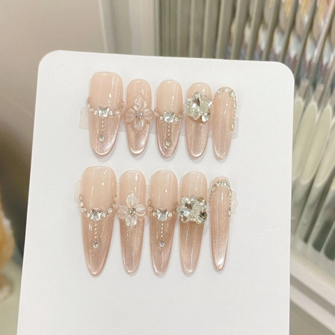 Handgefertigte Katzenauge Künstliche Fingernägel Mit 3D Harz Blume Strass Lange Mandelform Stiletto Luxus Damen Party