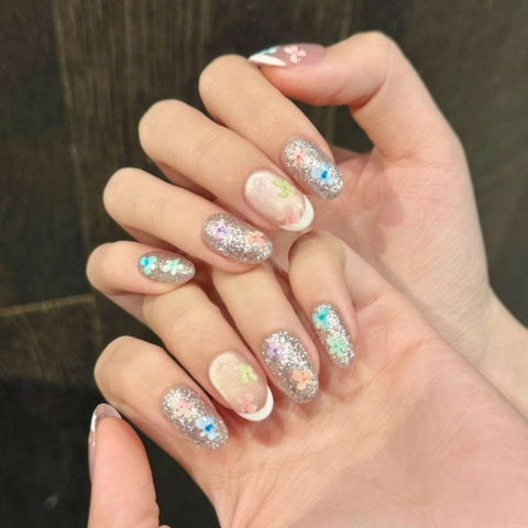 Handgefertigte Aufklebbare Nägel Silber Glitzer Bunte Blumen Kurz Oval Künstliche Nägel Für Damen Alltag French Tips