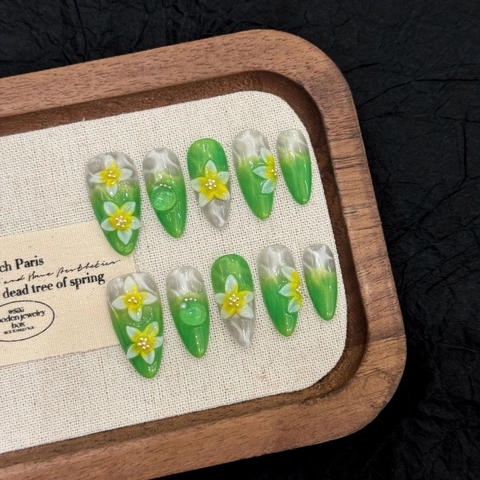Unghie Finte Fatte a Mano Occhio di Gatto Verde con Fiori in Rilievo a Mandorla Gel Decorazione con Perle Artificiali per Donna