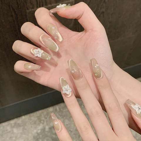 Unghie Finte Artigianali Sfumate Occhio di Gatto Con Fiori Bianchi 3D Perle Artificiali Strass Eleganti Per Donna