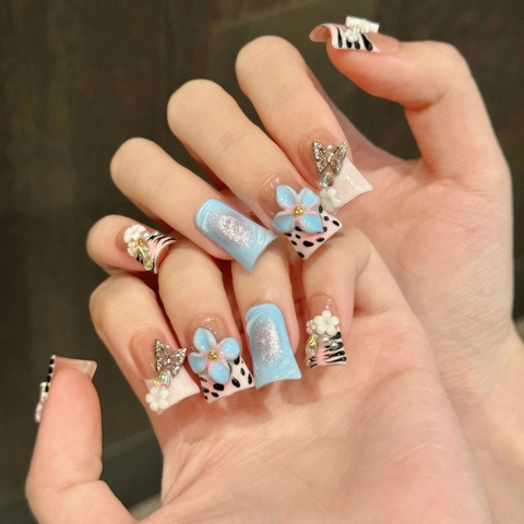 Handgefertigte 3D Blumen Aufpressnägel Metall Schmetterling Strass Künstliche Perlen Süß Coole Tiermuster Kurze Nägel