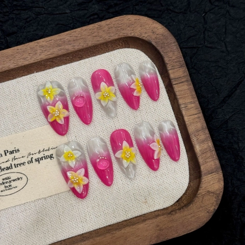 Unghie Finte Fatte a Mano Occhio di Gatto Sfumate Magenta Argento Con Fiori 3D e Gocce d'Acqua Forma a Mandorla Donna