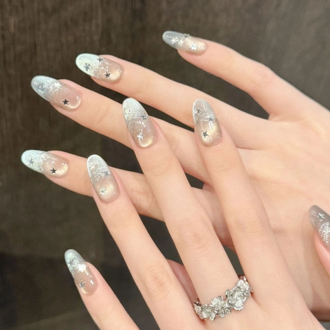 Handgefertigte Cat-Eye-Nägel Zum Aufkleben Sterne Hellgrau-Grüner Verlauf Mittlere Ovale Künstliche Nägel Für Damen