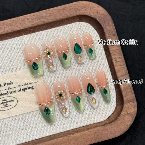 Uñas Postizas Hechas a Mano Verde Esmeralda Ojo de Gato Estilo Palacio Vintage Diamante de Imitación Perla Artificial Ataúd Medio Ovalado Largo Mujer