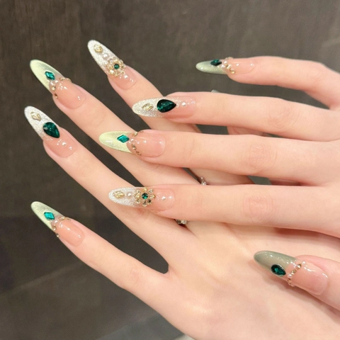 Uñas Postizas Hechas a Mano Verde Esmeralda Ojo de Gato Estilo Palacio Vintage Diamante de Imitación Perla Artificial Ataúd Medio Ovalado Largo Mujer