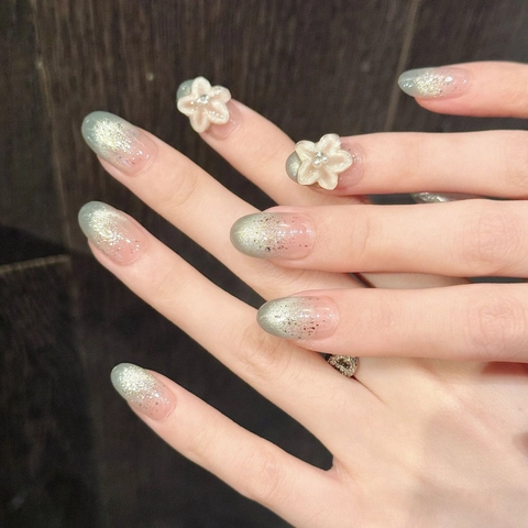 Unghie Finte a Pressione Occhio di Gatto Blu Ghiaccio Fatte a Mano Con Fiori 3D Ovale Corto Perla Artificiale Strass Manicure