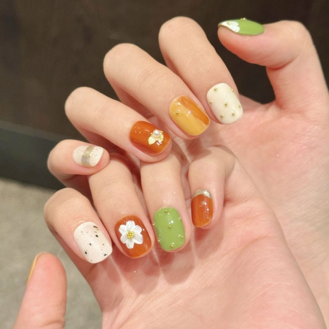 Uñas Postizas Pastorales del Bosque Vintage Verde Marrón Floral Perla Artificial Resina Redonda Corta Decoración para Mujer
