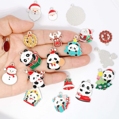 Pendentifs de Noël en Alliage Émail Panda Père Noël Bonhomme de Neige Renne Bonhomme de Pain d'Épice Arbre Cloche Couronne DIY Bijoux Accessoires