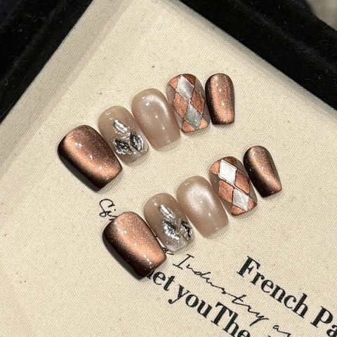 Handgefertigte Cat Eye Rautenmuster Nägel Zum Aufdrücken Maillard Braun Nude Strass Kurze Quadratische Kunstnägel Für Damen