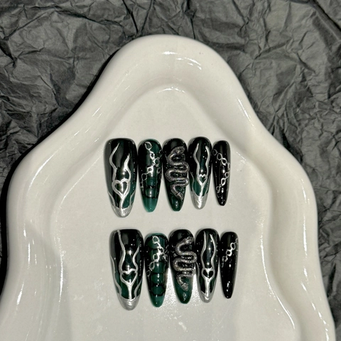 Unghie Finte Fatte a Mano Verde Scuro Nero Con Decorazione 3D a Forma di Serpente Argento Metallico Punk Gotico Set Per Donna