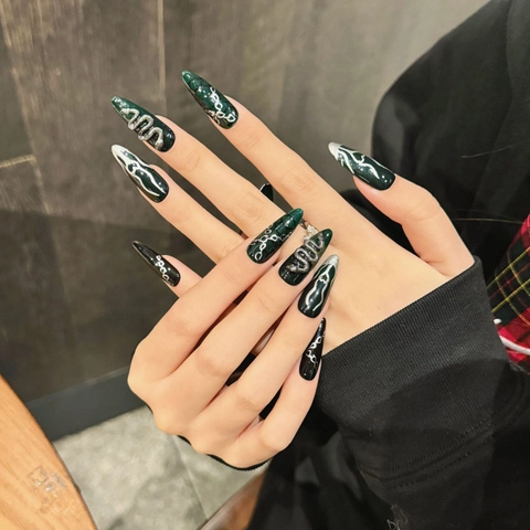 Unghie Finte Fatte a Mano Verde Scuro Nero Con Decorazione 3D a Forma di Serpente Argento Metallico Punk Gotico Set Per Donna