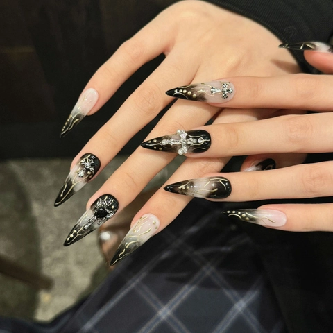 Uñas a Presión Hechas a Mano Estilo Gótico Oscuro Degradado Blanco y Negro Cruz de Plata Corazón Joyas Spicy Girl Estilo Stiletto