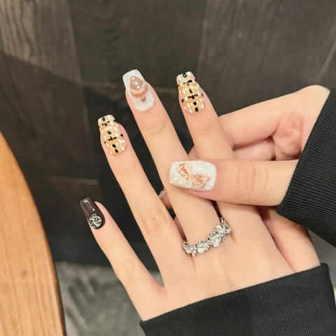 Uñas Postizas Hechas a Mano Oso 3D Patrón de Cuadros Color Té con Leche Marrón Dulces Brillantes para Mujeres