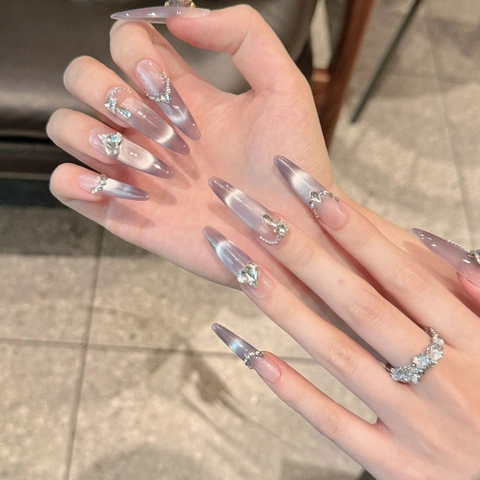 Handgefertigte Lila Katzenauge Kunstnägel Zum Aufdrücken Luxus Strass Lange Mandelform Falsche Nägel Mit Kette Damen Dekor