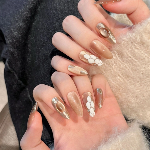 Handmade Champagne Cat Eye Press On Nails Long Almond Shaped With Rhinestone And Serpent Scale Pattern Luxury Artificial Nails For Women