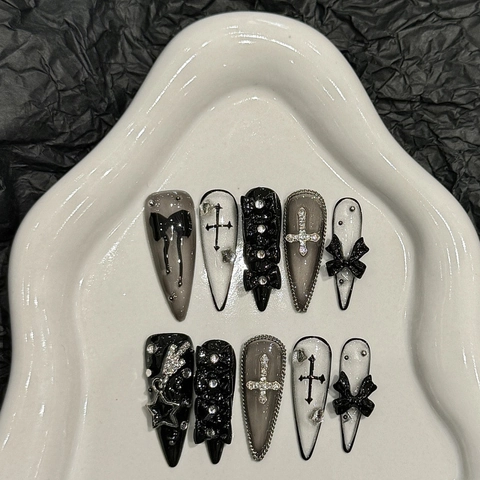 Uñas Postizas Artesanales Gótico Oscuro Mariposa Uñas a Presión Largo Stiletto Con Cruz de Strass y Lazo 3D para Mujer
