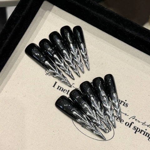 Handgefertigte Dark Silver Tree Nägel Zum Aufpressen Gothic Schwarz Stiletto Künstliche Nägel 3D Flüssigmetall Flammen Design Cyberpunk Y2K Lange Spitze Nägel Damen