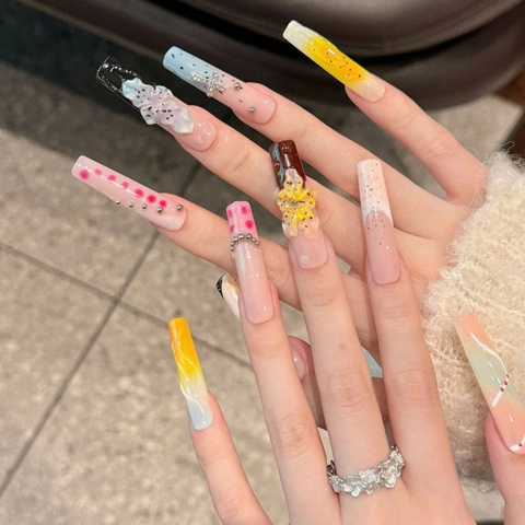 Uñas Postizas Hechas a Mano con Flores en Relieve 3D Ataúd Largo de Resina Con Diamante de Imitación Perla Artificial