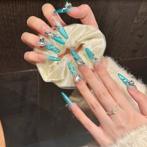 Unghie Finte Fatte a Mano Sfumatura Occhio di Gatto Blu Stiletto Lungo Decorazione Cuore Strass Unghie Artificiali Lusso Donna