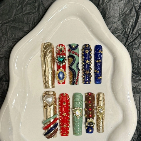 Uñas Postizas de Lujo Hechas a Mano Relieve 3D Forma Ataúd Extra Larga Retro Oro Rojo Strass Perla Artificial Aleación
