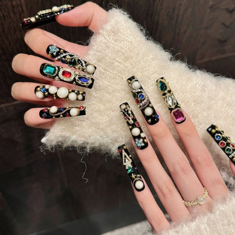 Handgefertigte Luxus Zirkonia Künstliche Fingernägel Lange Sargform Schwarz Künstliche Perle Metallkette Schmuck Nägel Damen