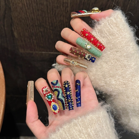 Uñas Postizas de Lujo Hechas a Mano Relieve 3D Forma Ataúd Extra Larga Retro Oro Rojo Strass Perla Artificial Aleación