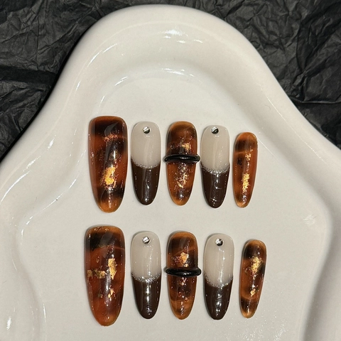 Maillard Bernstein Wischoptik Aufpressnägel Lang Mandel Französischer Farbverlauf Goldfolie Strass Vintage Luxus Künstliche Nägel
