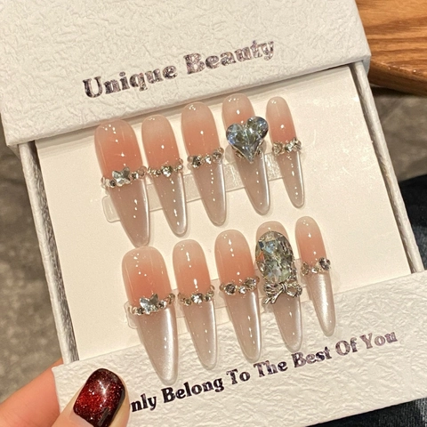 Unghie Finte Fatte a Mano Lunghe Stiletto Occhio di Gatto Rosa Nudo Sfumato Design Cuore Fiocco con Strass Manicure Moda Donna