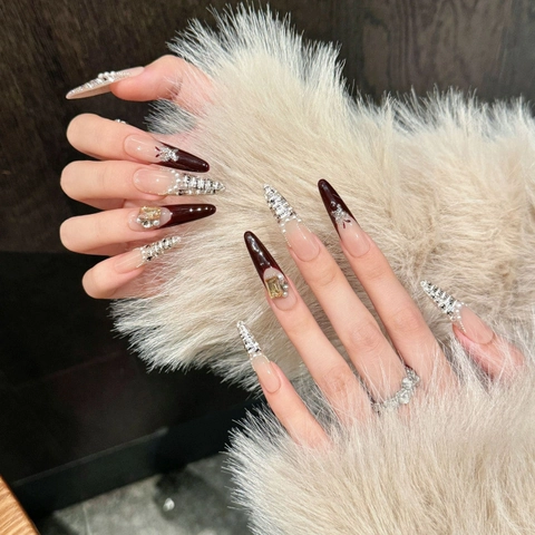 Unghie Finte Stiletto Lunghe Rosso Vino Stile Tweed Francese Fatte a Mano con Perle Artificiali e Strass Eleganti Vintage di Lusso da Donna