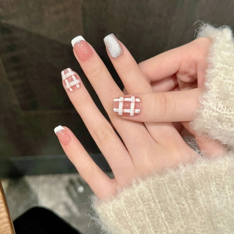 Unghie Finte a Pressione Francesi a Quadri Fatte a Mano Brillantini Argento Rosa Trapezio Corto per Donna Manicure
