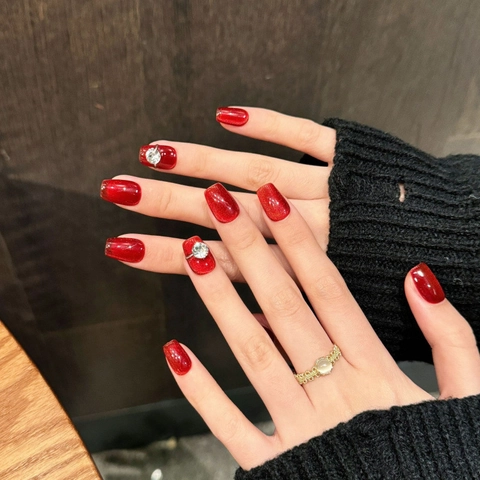 Faux Ongles Faits à la Main Rouge Œil de Chat Avec Ornement en Strass Luxe Ovale Trapèze Ongles Artificiels pour Femmes