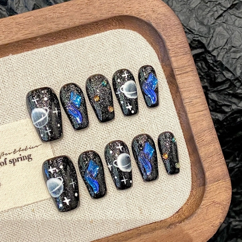 Handbemalt Galaxie Sternenhimmel Künstliche Nägel Mit Blauem Planeten 3D Dekor Glänzende Kurze Sargform Damen Nagelkunst