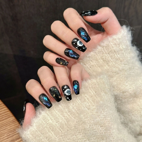 Handbemalt Galaxie Sternenhimmel Künstliche Nägel Mit Blauem Planeten 3D Dekor Glänzende Kurze Sargform Damen Nagelkunst
